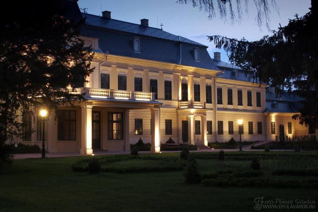 Corvin Apartman Gyula Exterior foto